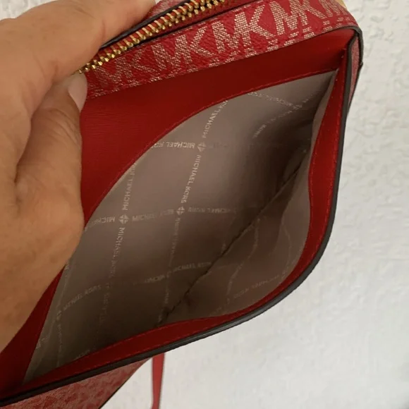 Michael Kors crossbody purse with removable chain lots of pockets - Picture 10 of 16